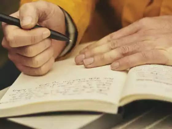 Paggalugad sa Iyong Mga Nakaraan na Buhay Sa Pamamagitan ng Journaling